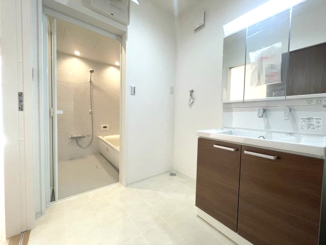 廿日市市対厳山二丁目　№35779の独立洗面台|大きな3面鏡付き
裏には収納もあり便利です。