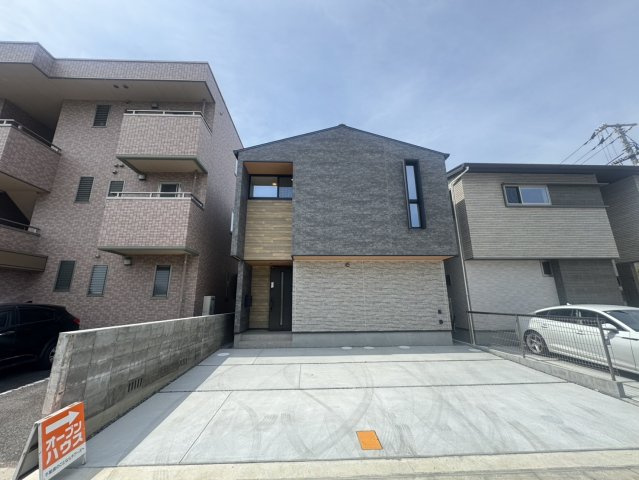 岡山市南区南輝　新築建売住宅の外観|令和７年４月築。
駐車２台可です。