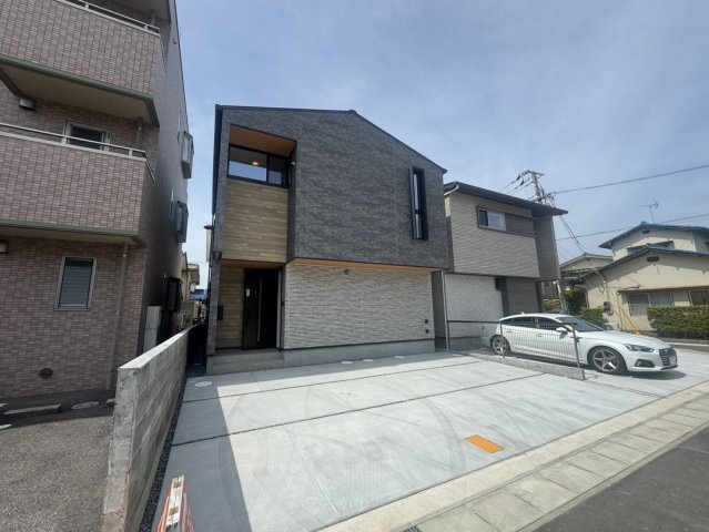 岡山市南区南輝　新築建売住宅の外観|北道路幅員５．０ｍ。
接道７．９ｍで駐車も楽です。