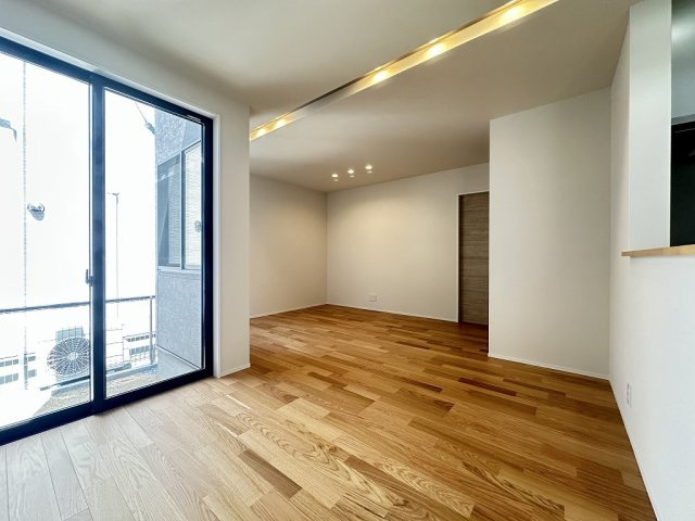 岡山市南区南輝　新築建売住宅の居間・リビング|南向きの１６帖のリビングダイニング。