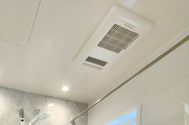 杉並区今川3丁目 限定1棟の設備|寒い冬場の入浴や雨に日のお洗濯に便利な浴室換気乾燥機が標準装備です
