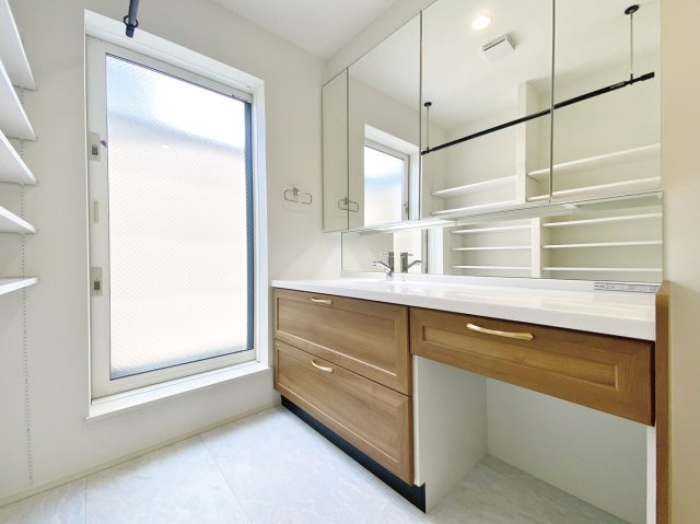 杉並区今川3丁目 限定1棟の洗面所|広々とした洗面室は豊富な収納を備え室内干しも設置しております
洗面室からもバルコニーに出入りでき便利な仕様です
特別仕様の洗面化粧台を設置しハイクラス邸宅にふさわしい仕上がりです