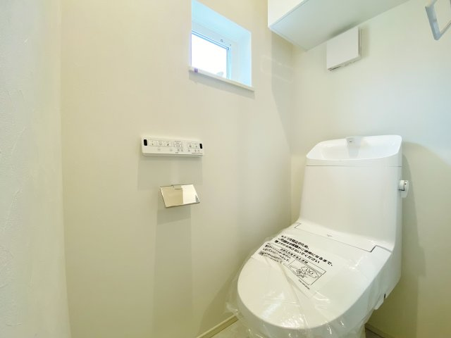 杉並区今川3丁目 限定1棟のトイレ|トイレは1階・2階にございます
温水洗浄暖房便座機能付