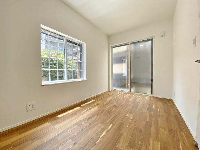 杉並区今川3丁目 限定1棟の洋室|1階5.0帖洋室
プライベート空間も充実
全室2面採光・収納付