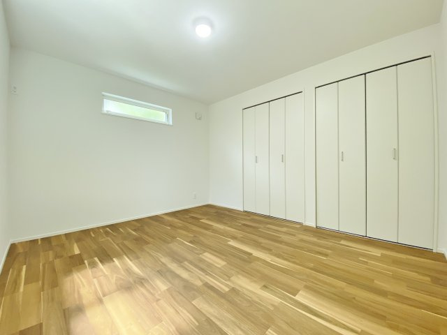 杉並区今川3丁目 限定1棟の洋室|1階7.0帖洋室
主寝室にもピッタリな広々とした居室
壁面には大型のクローゼットが2か所ございます