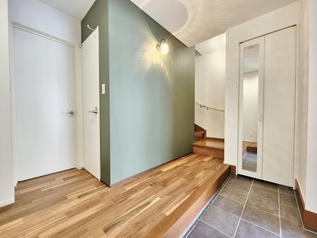 杉並区今川3丁目 限定1棟の玄関|広々とした玄関にはホールをもうけゆとりある空間を演出
ご家族皆様、ご来訪者様を迎える自慢のスペースです