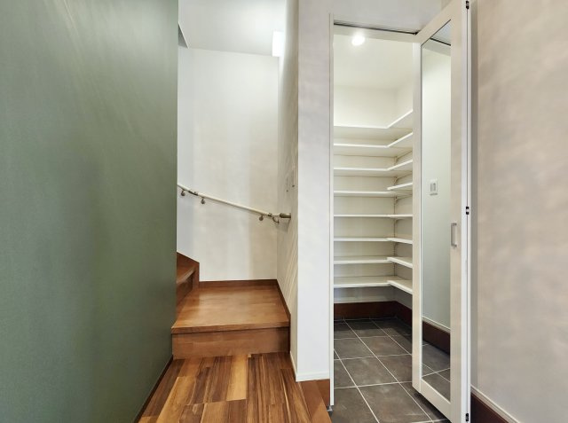 杉並区今川3丁目 限定1棟の収納|シューズインクローゼット完備
靴はもちろんベビーカーやお子さんの遊び道具なども収納いただけます