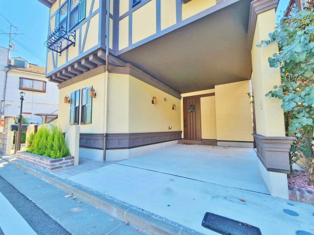 杉並区今川3丁目 限定1棟の駐車場|お車をお持ちの方に嬉しいビルトインガレージ付
雨に濡れずにお車の乗降りができお買い物帰りや小さなお子様がいるご家庭にも嬉しい仕様です