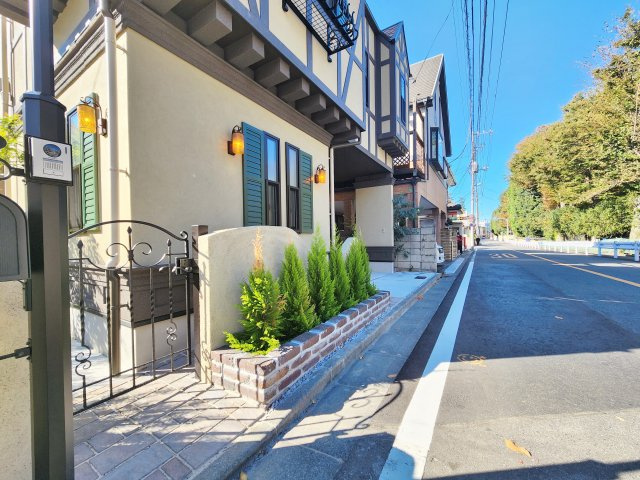 杉並区今川3丁目 限定1棟の前面道路含む現地写真|前面道路は広々8.0ｍ公道
陽当り・風通し良好♪
緑も感じる閑静な住宅地エリアに堂々完成