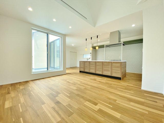 杉並区今川3丁目 限定1棟の居間・リビング|2階に配した21.5帖のＬＤＫ♪
木のぬくもりが感じられるナチュラルな雰囲気
随所に設けられた窓から心地よい光が入ります
南向きのルーフバルコニーに面し＋αのゆとりと開放感を演出