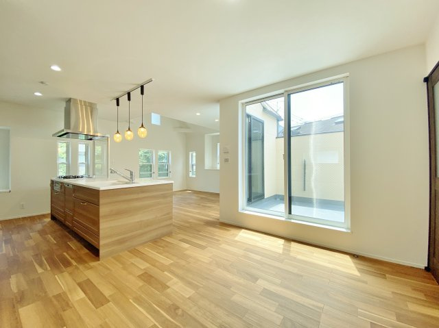 杉並区今川3丁目 限定1棟の居間・リビング|上質が感じられる設備とカラーリングで暖かな印象のリビング
永きにわたりご家族皆様の暖かな空間となるようにLDＫを2階に配置し皆が集いやすい設計にいたしました♪