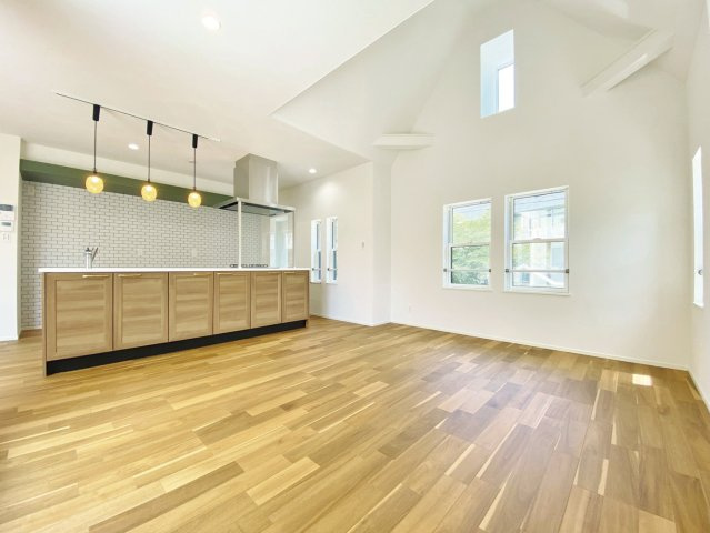 杉並区今川3丁目 限定1棟の居間・リビング|勾配天井仕様で開放感溢れるプレミアムな大空間♪
通風・採光にも優れ、心地よい光と風があふれる 贅沢といえるほどの豊かな居住性