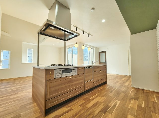 杉並区今川3丁目 限定1棟のキッチン|リビングをより華やかに演出するお洒落なオープンキッチン♪
背面はスタイリッシュなアクセントクロス」が施されています
デザイン性だけではなく機能性も兼ね備えた最新式のシステムキッチンです