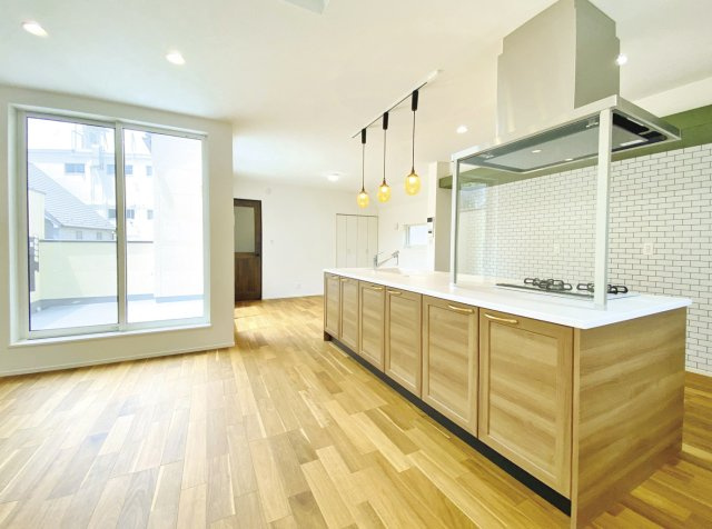 杉並区今川3丁目 限定1棟のキッチン|ダイニングスペース・リビングスペースそれぞれに床暖房を設置いたしました
ご家族皆様でゆったりとお寛ぎいただけます