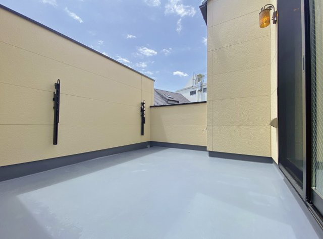 杉並区今川3丁目 限定1棟のバルコニー|南向きの広々ルーフバルコニー
休日には空が広がるご家族だけの屋外リビングとしてもお使いいただくのも良いですね♪
陽当り良好でお洗濯物もしっかりと乾きます
あると嬉しい、水栓、コンセント付です