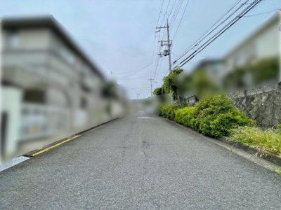 【前面道路含む現地写真】 | 高槻市南平台5丁目　中古戸建