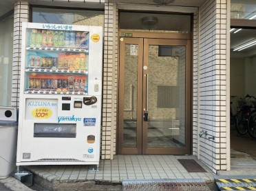 大阪市東淀川区淡路５丁目の店舗事務所のエントランス|店舗前自動販売機は移動可能です。