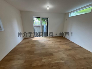 【居間・リビング】 | 神戸市西区狩場台1丁目　新築戸建1号地　仲介手数料無料！ | こちらの居間で趣味の時間をお楽しみください