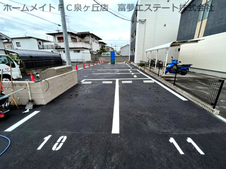 ポプラーレ狭山Ⅱのその他共用部分|左：敷地内ゴミ置き場　右：駐輪場