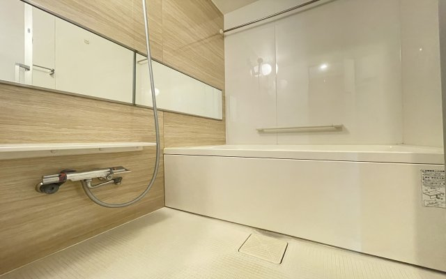 プロスタイル長津田の浴室|ワイドミラー採用のバスルーム。ゆったり足が伸ばせるので、毎日の疲れを癒すバスタイムを実現。ご家族みんなでも入れますね♪浴室換気乾燥暖房機付きで浴室内干しも可能！