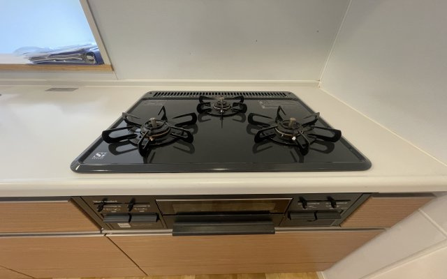 プロスタイル長津田のキッチン|3口コンロで日々のお料理の幅も増えそうです♪熱探知がついているので、揚げ物料理が苦手にしている方も挑戦してみてください(^^)/