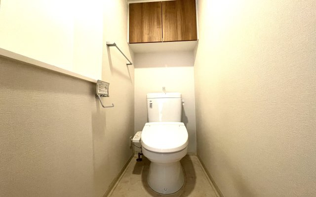 プロスタイル長津田のトイレ|温水洗浄便座のトイレ設備でトイレ上部にはあると便利な吊戸棚やタオルかけを設置♪