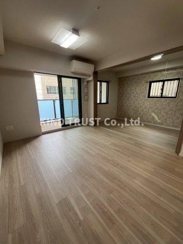 レジェイド南森町の居間・リビング|こちらのリビングで趣味の時間をお楽しみください