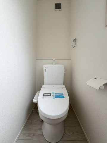 Adoble+ーアドブル＋小倉南区下貫3丁目3期　【小倉南区　新築戸建て】のトイレ|１階トイレは窓もあり明るく開放的♪　【小倉南区　新築戸建て】