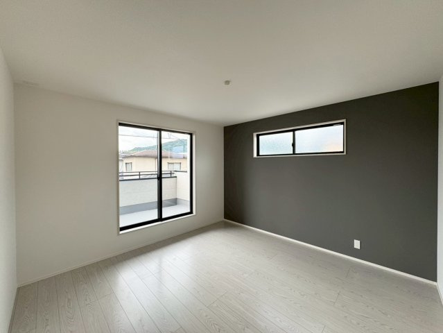 Adoble+ーアドブル＋小倉南区下貫3丁目3期　【小倉南区　新築戸建て】の洋室|アクセントクロスがお洒落な9帖洋室♪【小倉南区　新築戸建て】