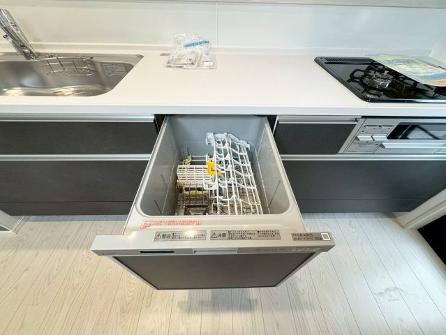 Adoble+ーアドブル＋小倉南区下貫3丁目3期　【小倉南区　新築戸建て】のキッチン|後片付けもラクラクな食器洗乾燥機付　　【小倉南区　新築戸建て】