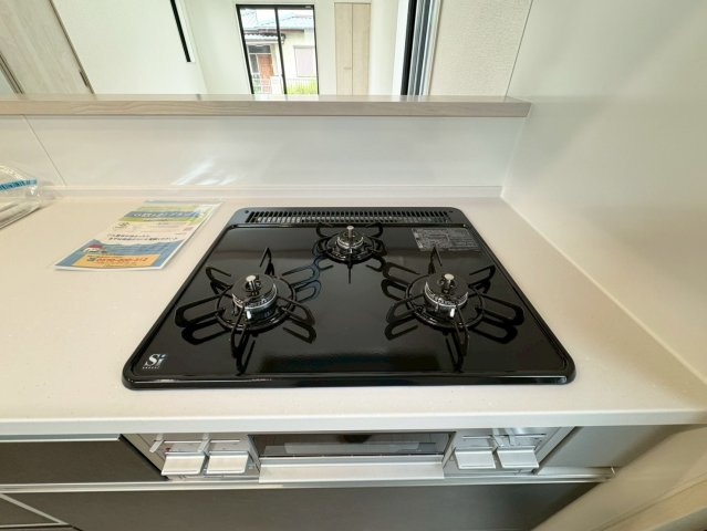 Adoble+ーアドブル＋小倉南区下貫3丁目3期　【小倉南区　新築戸建て】のキッチン|3口ガスコンロのシステムキッチン♪　【小倉南区　新築戸建て】