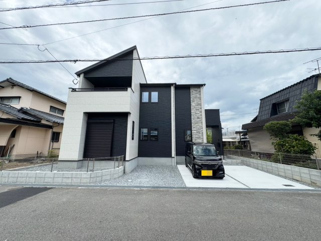 Adoble+ーアドブル＋小倉南区下貫3丁目3期　【小倉南区　新築戸建て】の駐車場|駐車スペースが広いので、運転が苦手な方でも安心して駐車できます。　【小倉南区　新築戸建て】