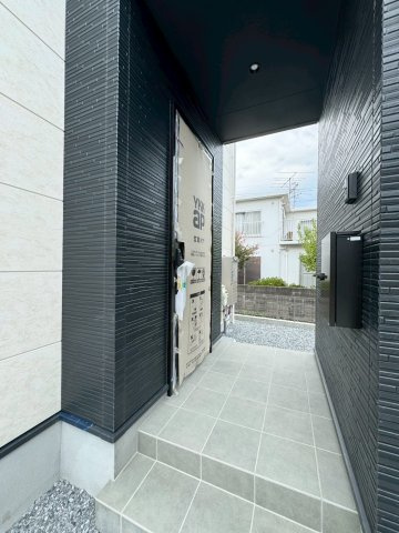 Adoble+ーアドブル＋小倉南区下貫3丁目3期　【小倉南区　新築戸建て】の玄関|玄関は雨に濡れない仕様で安心♪