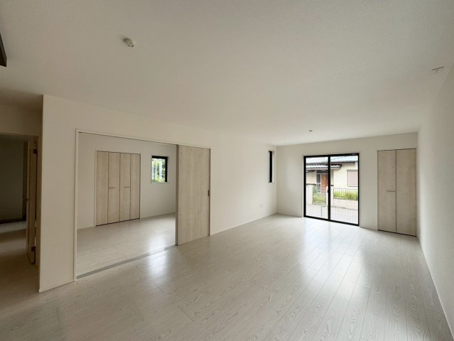 Adoble+ーアドブル＋小倉南区下貫3丁目3期　【小倉南区　新築戸建て】の居間・リビング|LDK全体が明るく開放的な空間♪　【小倉南区　新築戸建て】