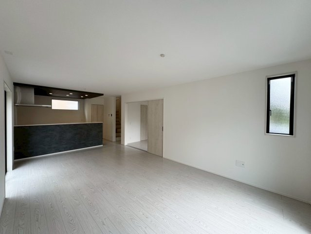 Adoble+ーアドブル＋小倉南区下貫3丁目3期　【小倉南区　新築戸建て】の居間・リビング|19.2帖の広々とした空間で、家族がゆったりとくつろげます。　【小倉南区　新築戸建て】