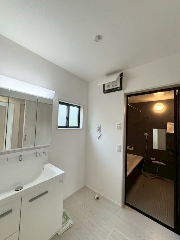 Adoble+ーアドブル＋小倉南区下貫3丁目3期　【小倉南区　新築戸建て】の独立洗面台|ちょうどいい広さの洗面脱衣室♪　【小倉南区　新築戸建て】