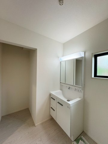 Adoble+ーアドブル＋小倉南区下貫3丁目3期　【小倉南区　新築戸建て】の独立洗面台|朝の身支度に便利な三面鏡の洗面化粧台♪収納スペースあり　【小倉南区　新築戸建て】