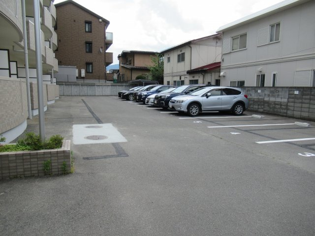 ラ・フランスマンション本町の駐車場