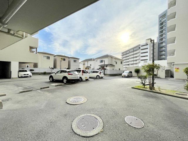 ロワールマンションアール板付弐番館の駐車場