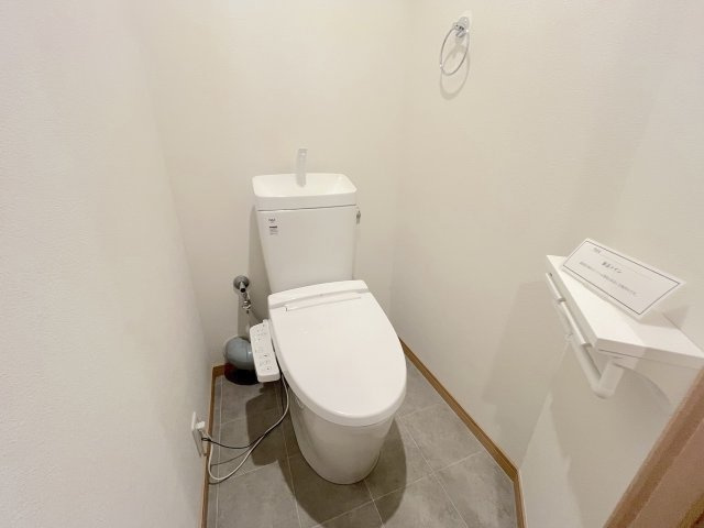 ロワールマンションアール板付弐番館のトイレ|スタイリッシュなフォルムのトイレ
凹凸が少なくお掃除も楽です。
温水洗浄便座付きなので季節問わず快適に利用できます
節水トイレなのでお財布に優しいです。