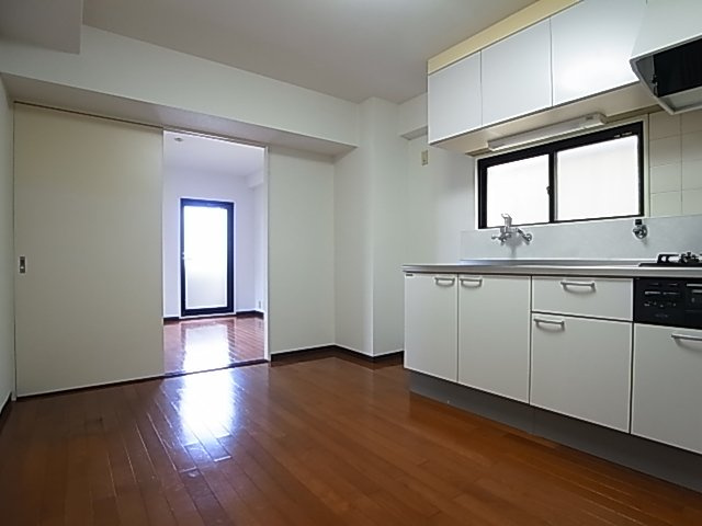 神戸市須磨区若宮町３丁目の賃貸マンションの居間・リビング