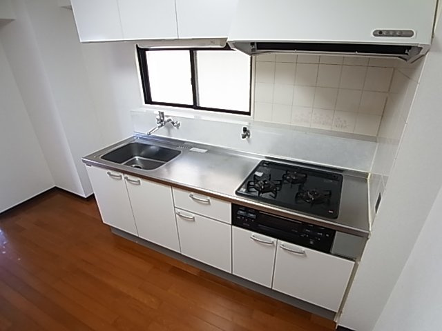 神戸市須磨区若宮町３丁目の賃貸マンションのキッチン|システムキッチン（ガス3口）