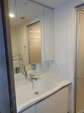 【独立洗面台】 | ※CGで家具小物等を消したイメージです。
暮らしを快適に変えるシャワー付洗面台です。