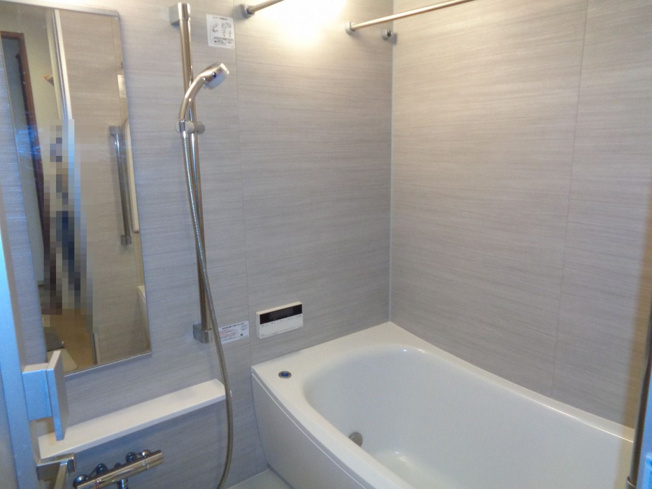 【浴室】 | 半身浴もゆっくり楽しめる広々浴室です。