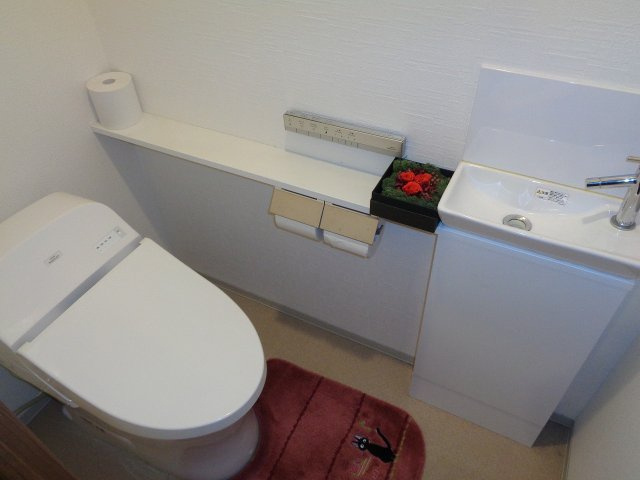 【トイレ】 | 温水洗浄便座、手洗い付きトイレです。