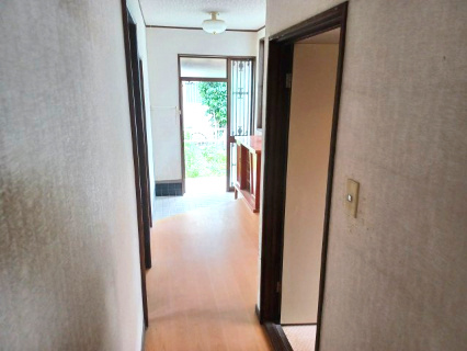 東松山市大字宮鼻の中古一戸建の内装|１階廊下