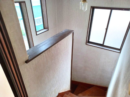 東松山市大字宮鼻の中古一戸建の内装|2階階段