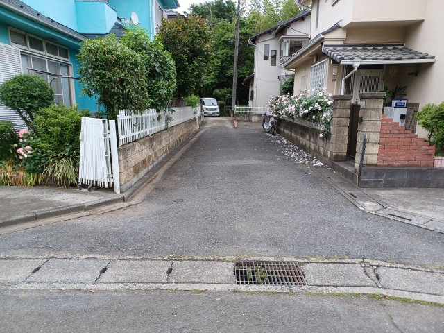 東松山市大字宮鼻の中古一戸建の前面道路含む現地写真
