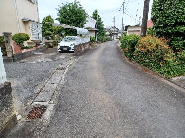 東松山市大字宮鼻の中古一戸建の前面道路含む現地写真