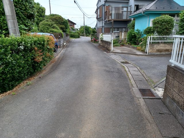 東松山市大字宮鼻の中古一戸建の前面道路含む現地写真